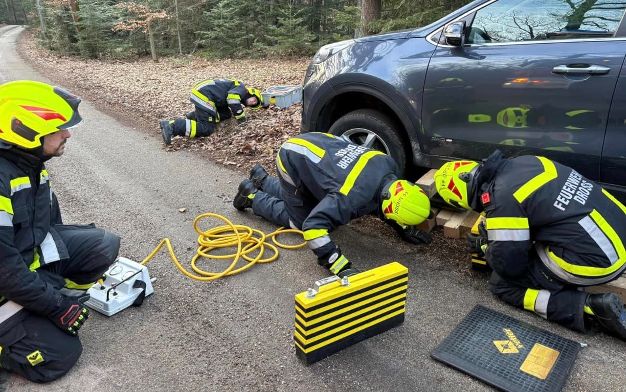 PKW fährt auf Baumstumpf auf